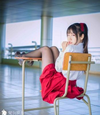 在办公室里揉弄高耸的乳峰