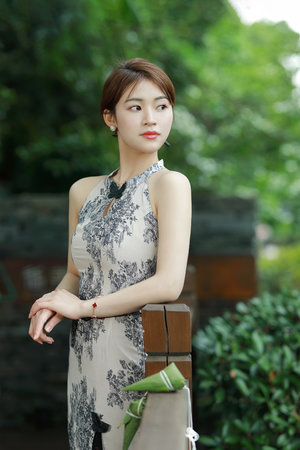 把女友当狗拴着出席婚礼